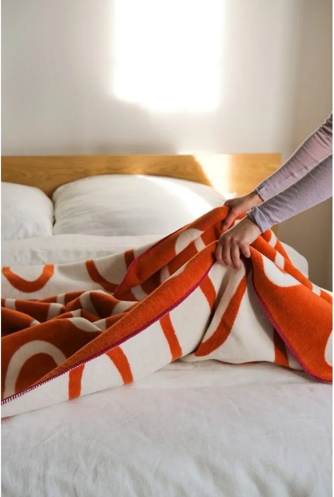 Pătură portocalie 150x200 cm Swirl – noo.ma