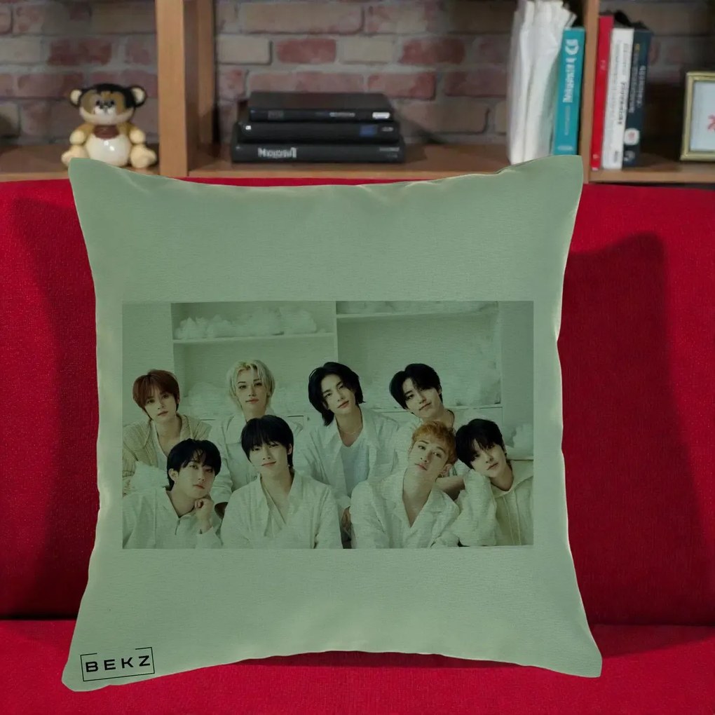Perna Personalizata K-pop Stray Kids Foto Grup All-White Landscape, 40x40 cm, Verde, Husa Detasabila, Perna Inclusa, BEKZ®