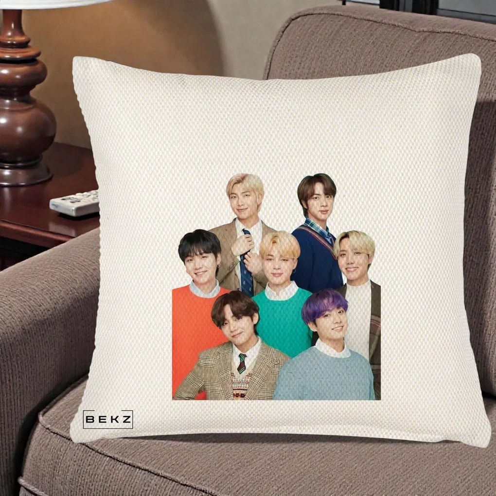 Perna Personalizata K-pop BTS Fotografie Grup Tinute Elegante, 40x40 cm, Crem Reliefat, Husa Detasabila, Perna Inclusa, BEKZ®