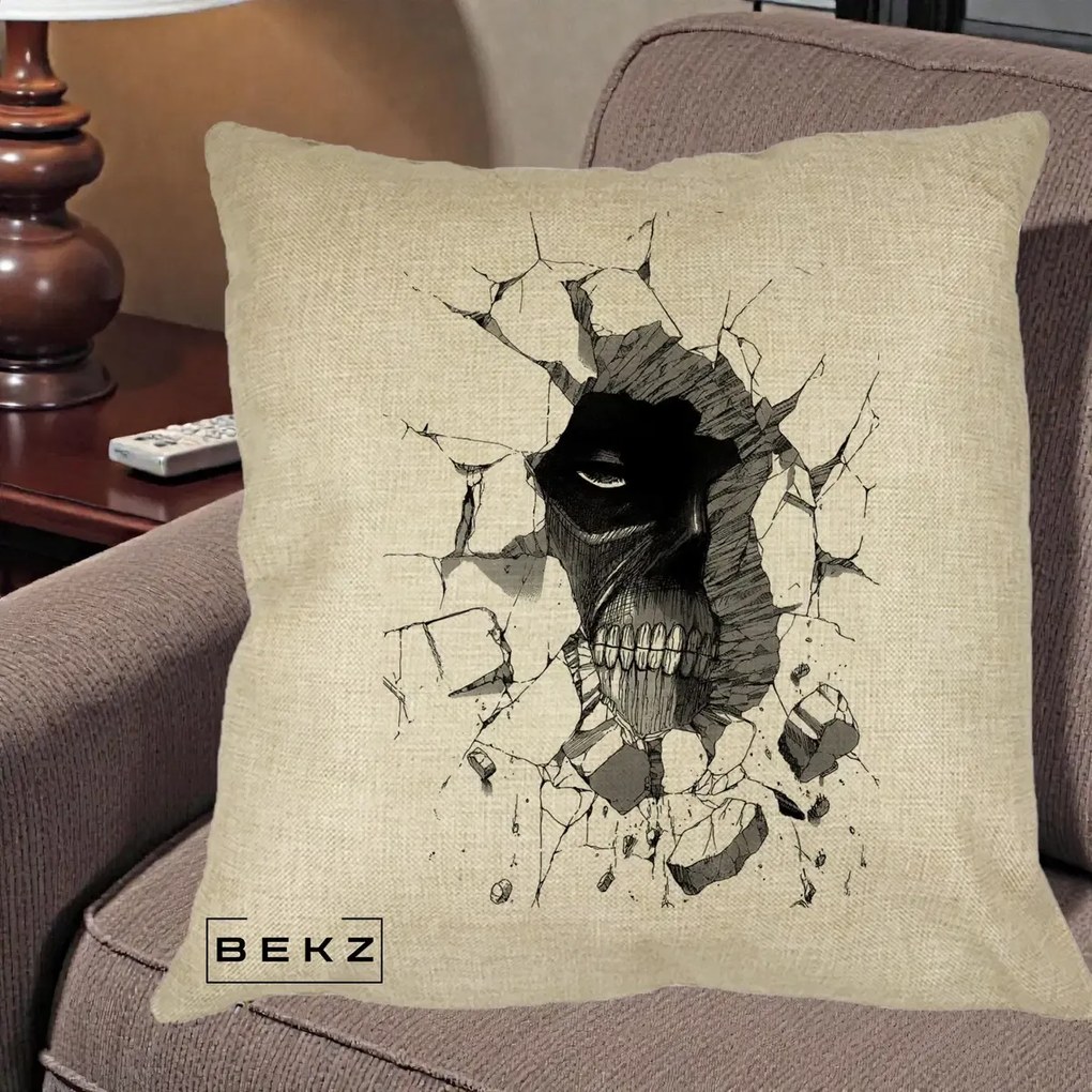 Perna Personalizata Attack on Titan Titan Crapand Zidul, 40x40 cm, Crem, Husa Detasabila, Perna Inclusa, BEKZ®