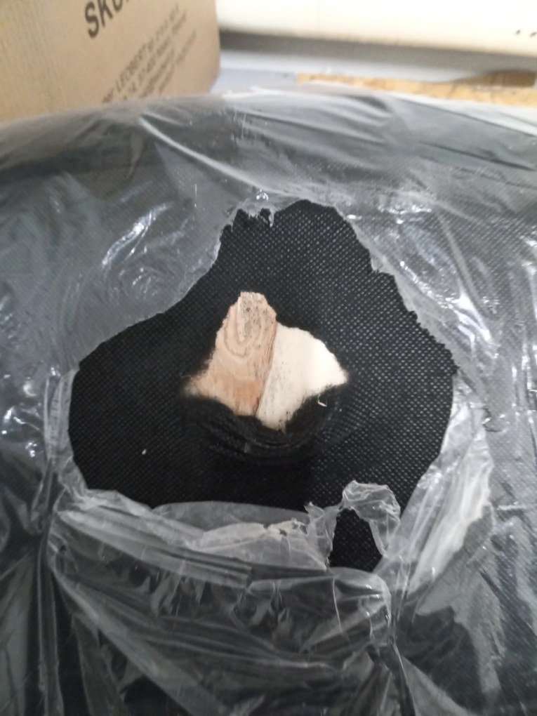 Reducere Scaun din catifea neagra LAVA cu picioare negre calitatea II.