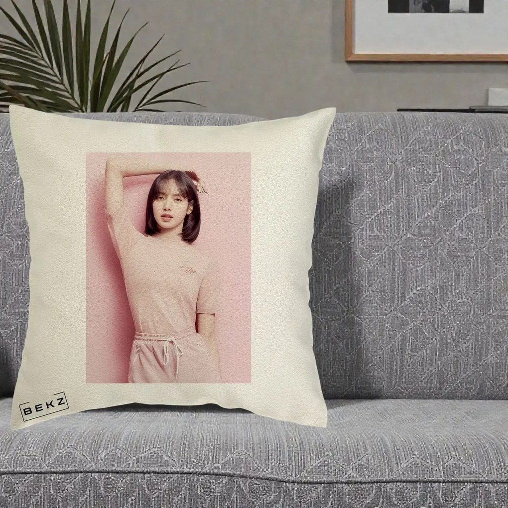Perna Personalizata K-pop BLACKPINK Lisa Roz, 40x40 cm, Ecru, Husa Detasabila, Perna Inclusa, BEKZ®