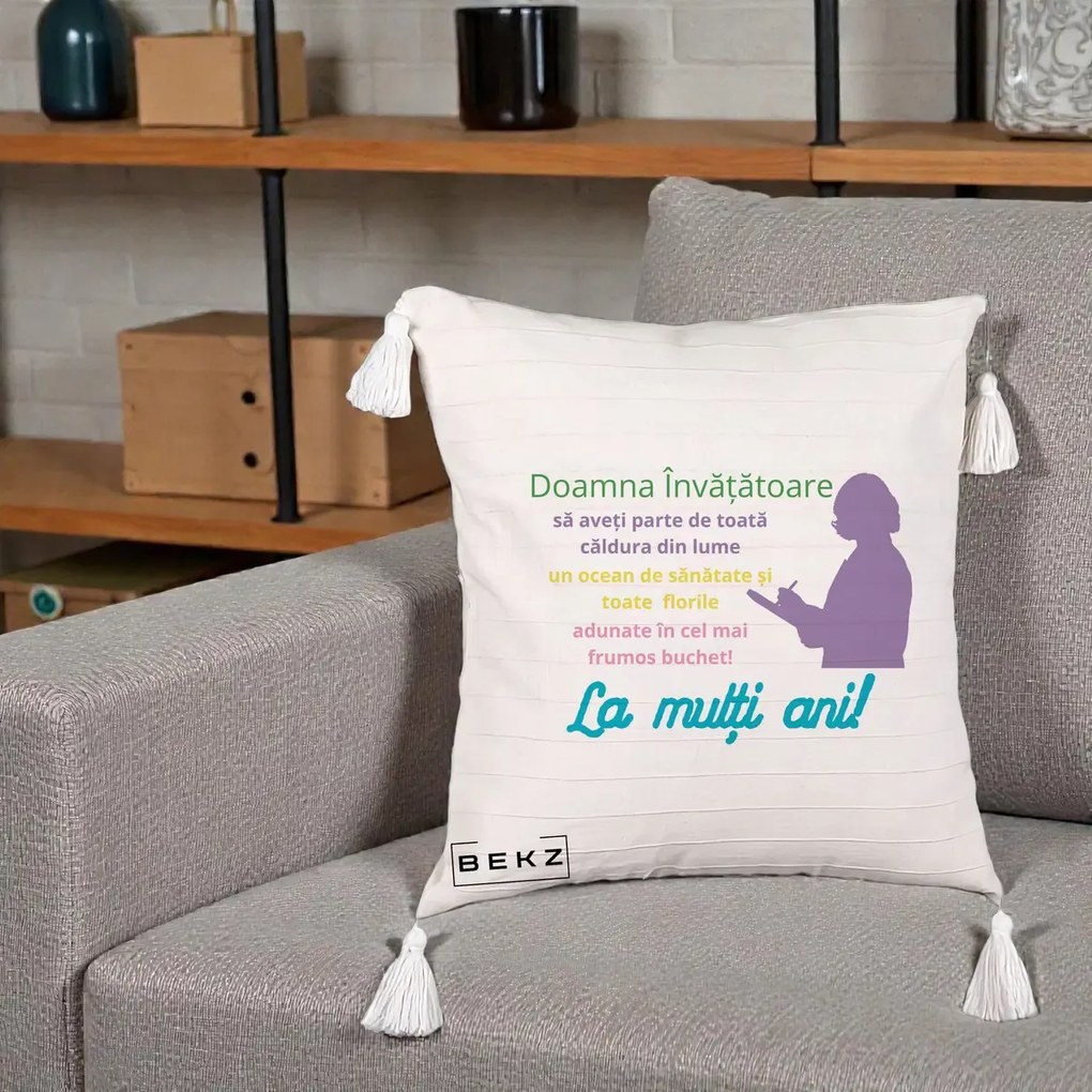 Cadou pentru Invatatoare - Perna Personalizata Doamna Invatatore La Multi Ani cu Silueta si Text Colorat, 40x40 cm, Bej cu Franjuri, Husa Detasabila, Perna Inclusa, BEKZ®