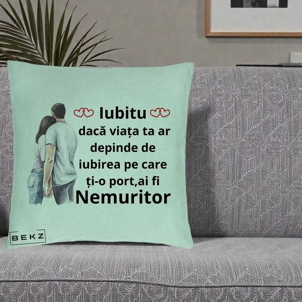 Cadou pentru Iubita - Perna Personalizata Iubitu Nemuritor cu Cuplu Acuarela si Inimi Rosii, 40x40 cm, Verde Menta, Husa Detasabila, Perna Inclusa, BEKZ®