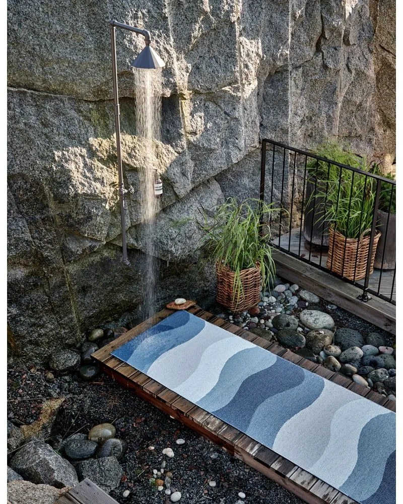 Covor tip traversă pentru interior și exterior albastru 70x300 cm Urvi Water – Pappelina