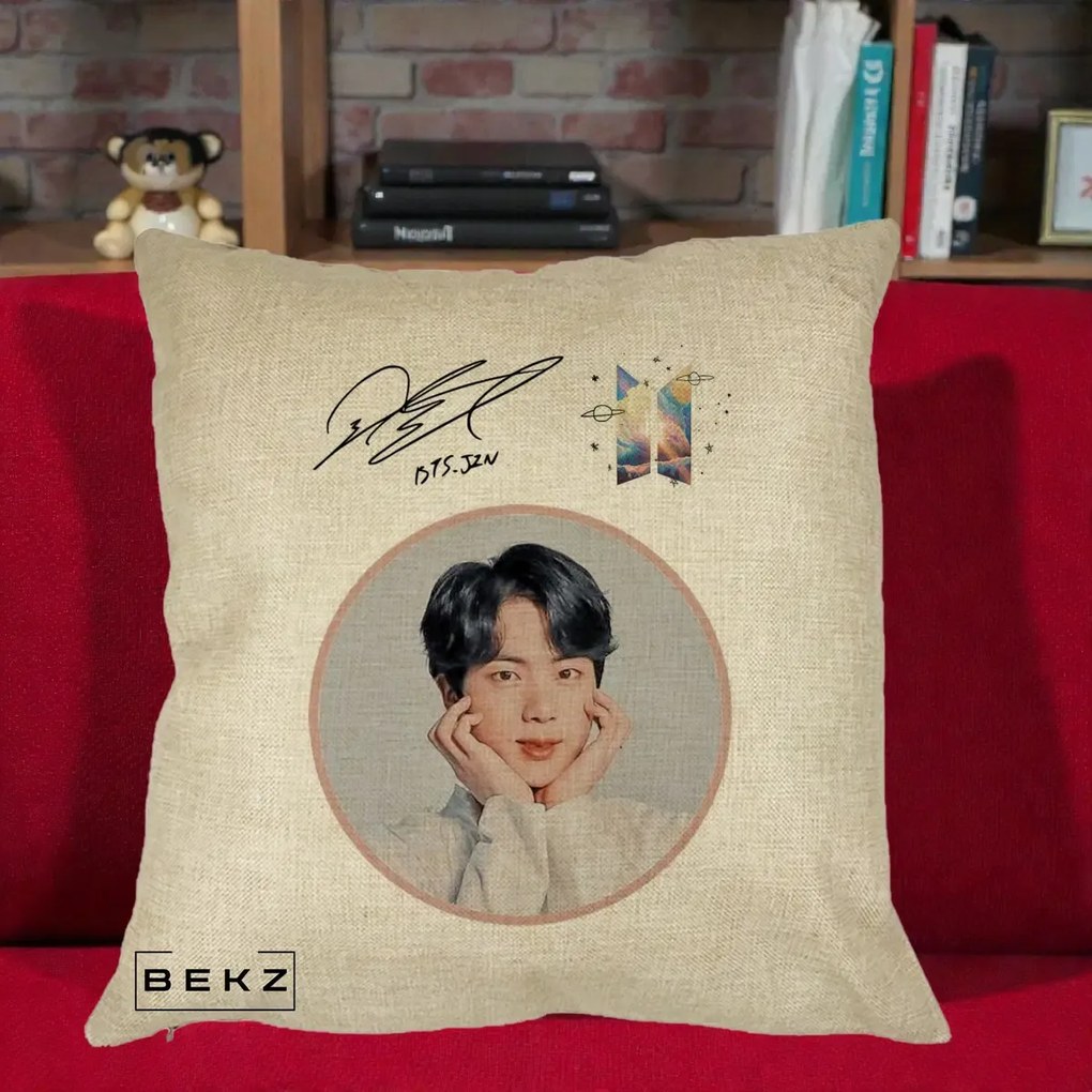 Perna Personalizata K-pop BTS Jin Portret cu Autograf, 40x40 cm, Crem, Husa Detasabila, Perna Inclusa, BEKZ®