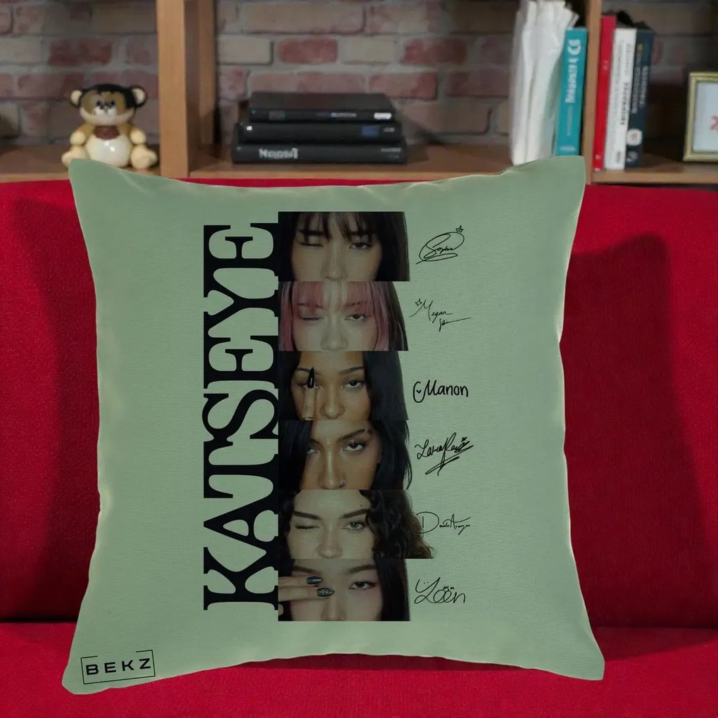 Perna Personalizata K-pop KATSEYE Semnaturi Membre Foto, 40x40 cm, Verde, Husa Detasabila, Perna Inclusa, BEKZ®