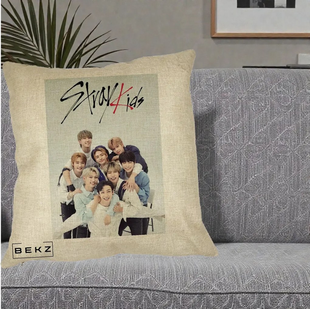 Perna Personalizata K-pop Stray Kids cu Foto Grup Alb-Albastru, 40x40 cm, Crem, Husa Detasabila, Perna Inclusa, BEKZ®