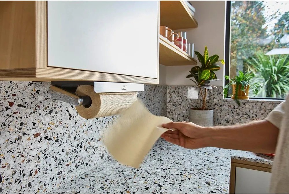 Suport vertical pentru prosoape de bucătărie din hârtie argintiu de montat pe perete din plastic RollGrip – Joseph Joseph