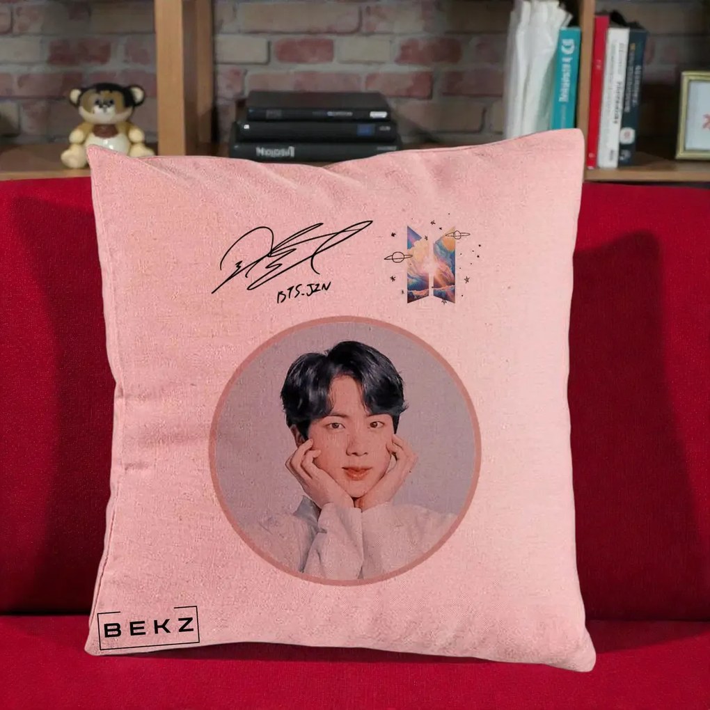 Perna Personalizata K-pop BTS Jin Portret cu Autograf, 40x40 cm, Roz, Husa Detasabila, Perna Inclusa, BEKZ®