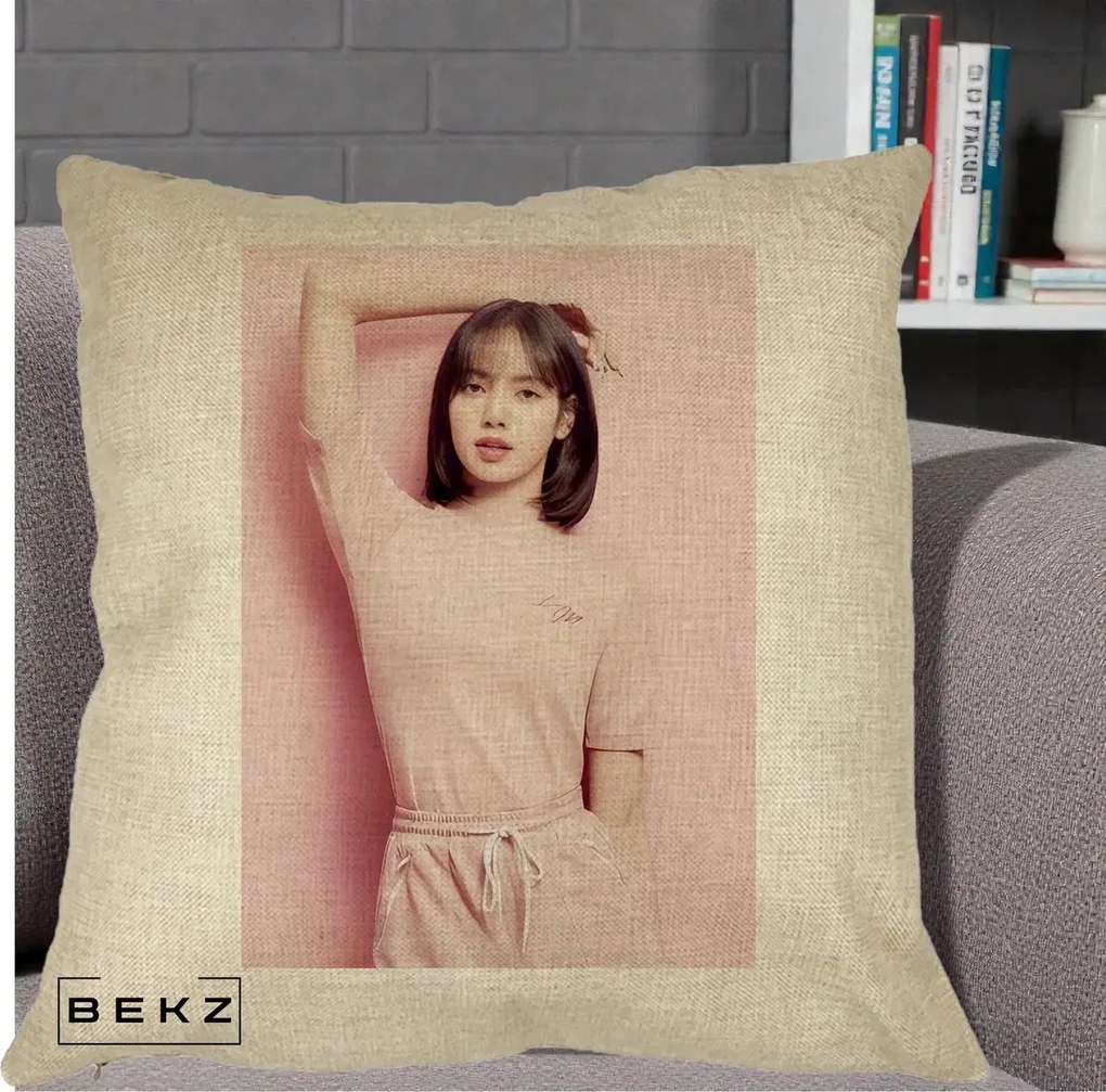 Perna Personalizata K-pop BLACKPINK Lisa Roz, 40x40 cm, Crem, Husa Detasabila, Perna Inclusa, BEKZ®