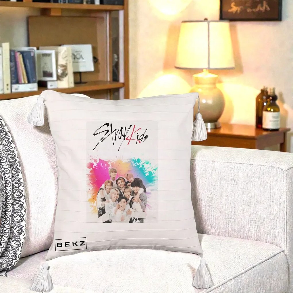 Perna Personalizata K-pop Stray Kids cu Splash Multicolor, 40x40 cm, Bej cu Franjuri, Husa Detasabila, Perna Inclusa, BEKZ®