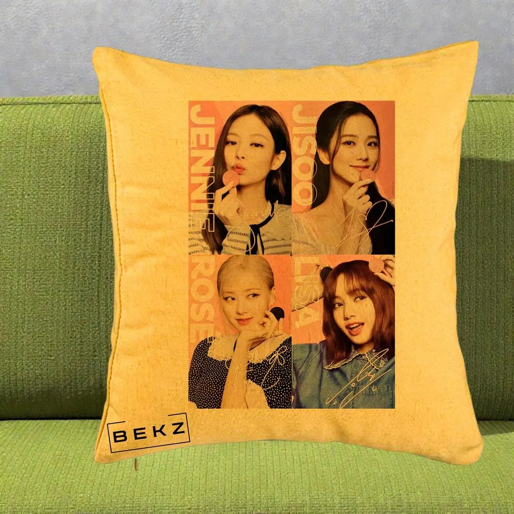 Perna Personalizata K-pop BLACKPINK Colaj 4 Portrete cu Semnature, 40x40 cm, Galben, Husa Detasabila, Perna Inclusa, BEKZ®