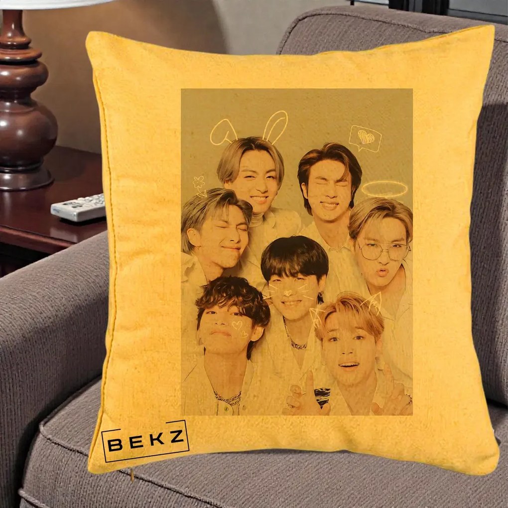 Perna Personalizata K-pop BTS Foto Grup Cute cu Animatii si 7 Membrii, 40x40 cm, Galben, Husa Detasabila, Perna Inclusa, BEKZ®