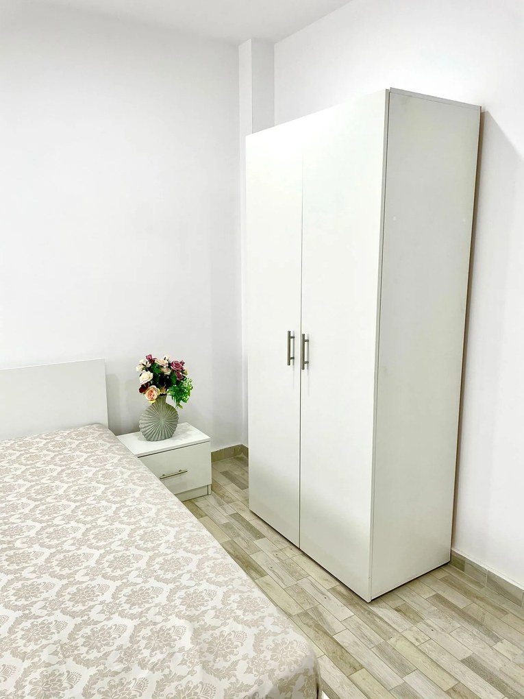 Dormitor Combi, culoare alb, cu pat standard 140 x 200 cm, dulap cu 2 usi 90 cm si 2 noptiere