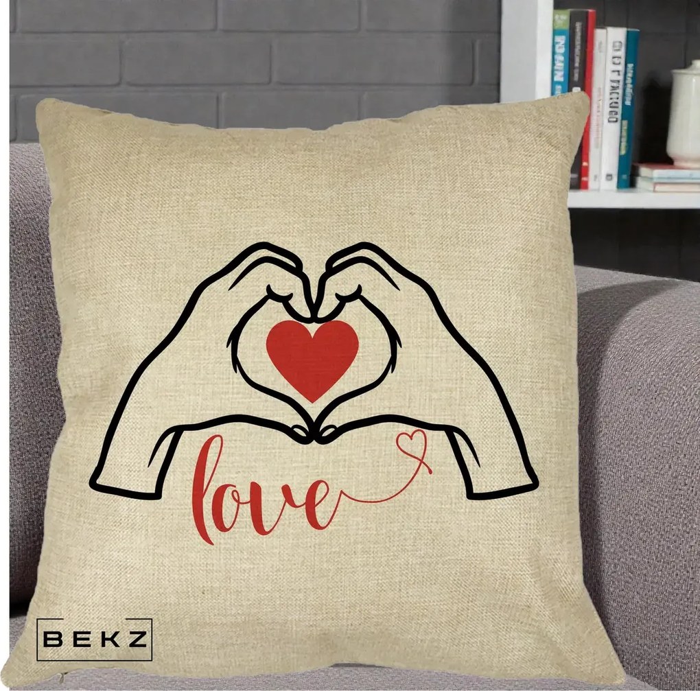 Perna personalizata romantica: Love, maini in forma de inima, 40x40 cm cu Umplutura, Crem, BEKZ