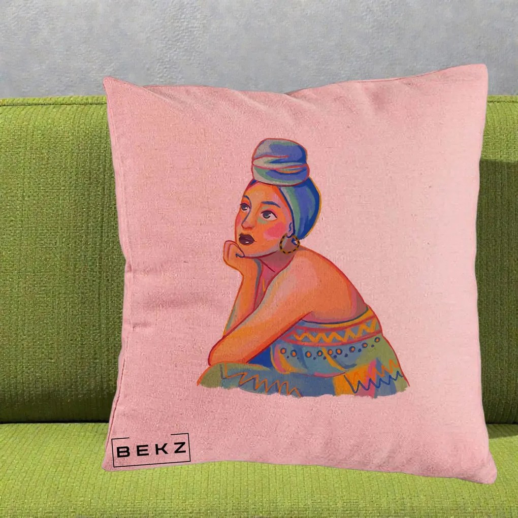 Perna Decorativa Portret Femeie Contemplativa, 40x40 cm, Roz, Husa Detasabila, Perna Inclusa, BEKZ®