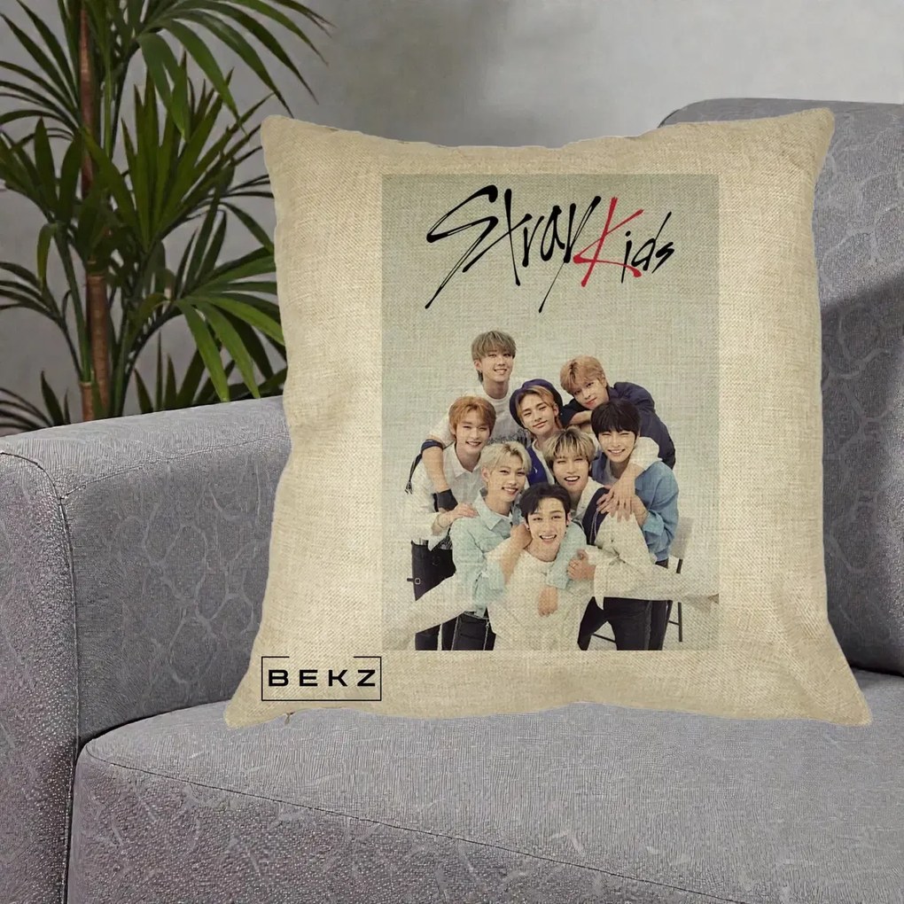 Perna Personalizata K-pop Stray Kids cu Foto Grup Alb-Albastru, 40x40 cm, Crem, Husa Detasabila, Perna Inclusa, BEKZ®