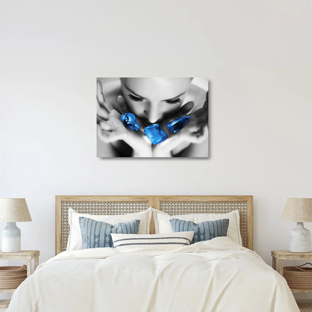 Tablou pe sticlă cu portretul femeii cu pietre (70x50 cm)