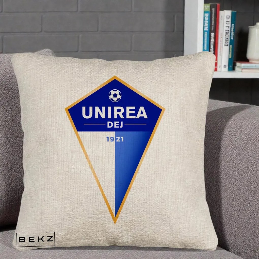Perna Personalizata Unirea Dej 1921 Fotbal, 40x40 cm, Bej Canapea, Husa Detasabila, Perna Inclusa, BEKZ®