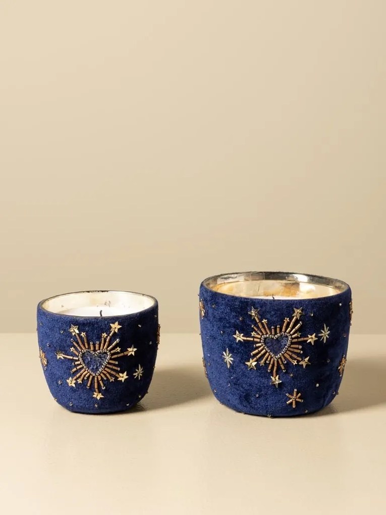 Set 2 lumânări decorative din sticlă și catifea albastră, brodate cu inimi și stele aurii, finisaj catifelat, 12 x 13 cm, „Nuit”