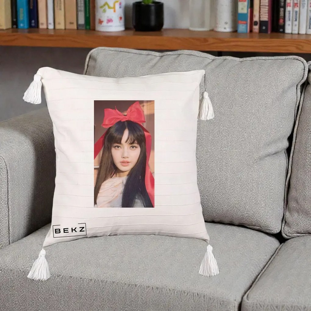 Perna Personalizata K-pop BLACKPINK Rose cu Funda Rosie, 40x40 cm, Bej cu Franjuri, Husa Detasabila, Perna Inclusa, BEKZ®