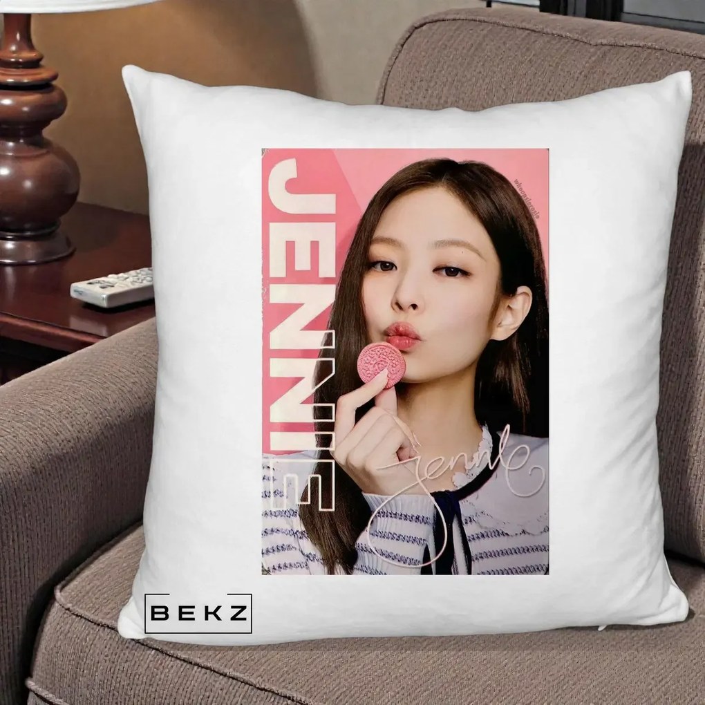 Perna Personalizata K-pop BLACKPINK Jennie cu Semnatura si Fond Roz, 40x40 cm, Alb Pufos, Husa Detasabila, Perna Inclusa, BEKZ®