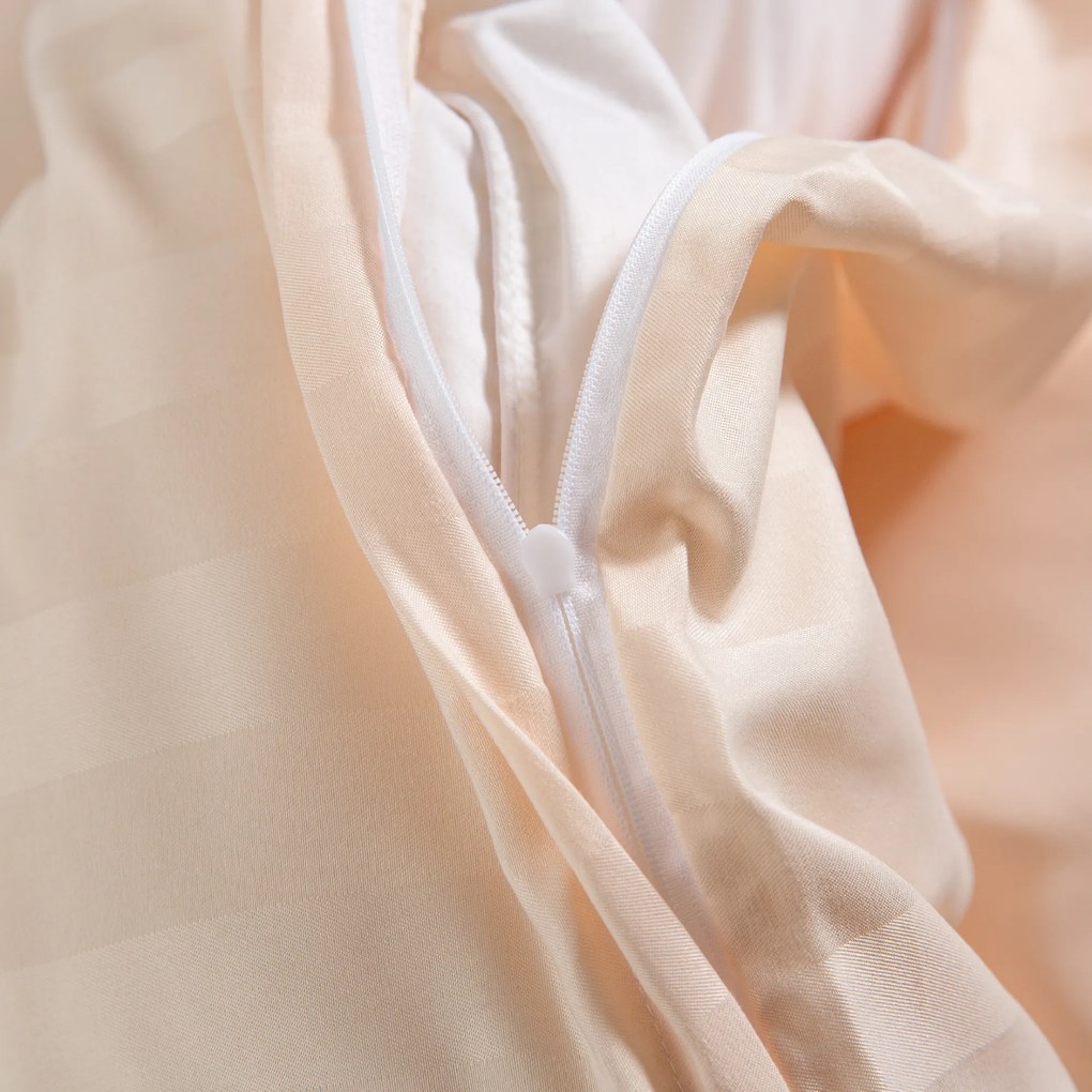 Lenjerie de pat hoteliera din microfibra JASMINE sampanie - dunga 2 cm Dimensiunile lenjeriei: 2 buc 70 x 90 cm | 200 x 220 cm