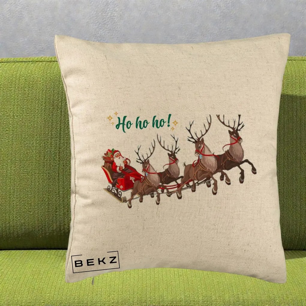Perna Decorativa Ho Ho Ho Mos Craciun cu Sanie si Reni, 40x40 cm, Bej, Husa Detasabila, Perna Inclusa, BEKZ®