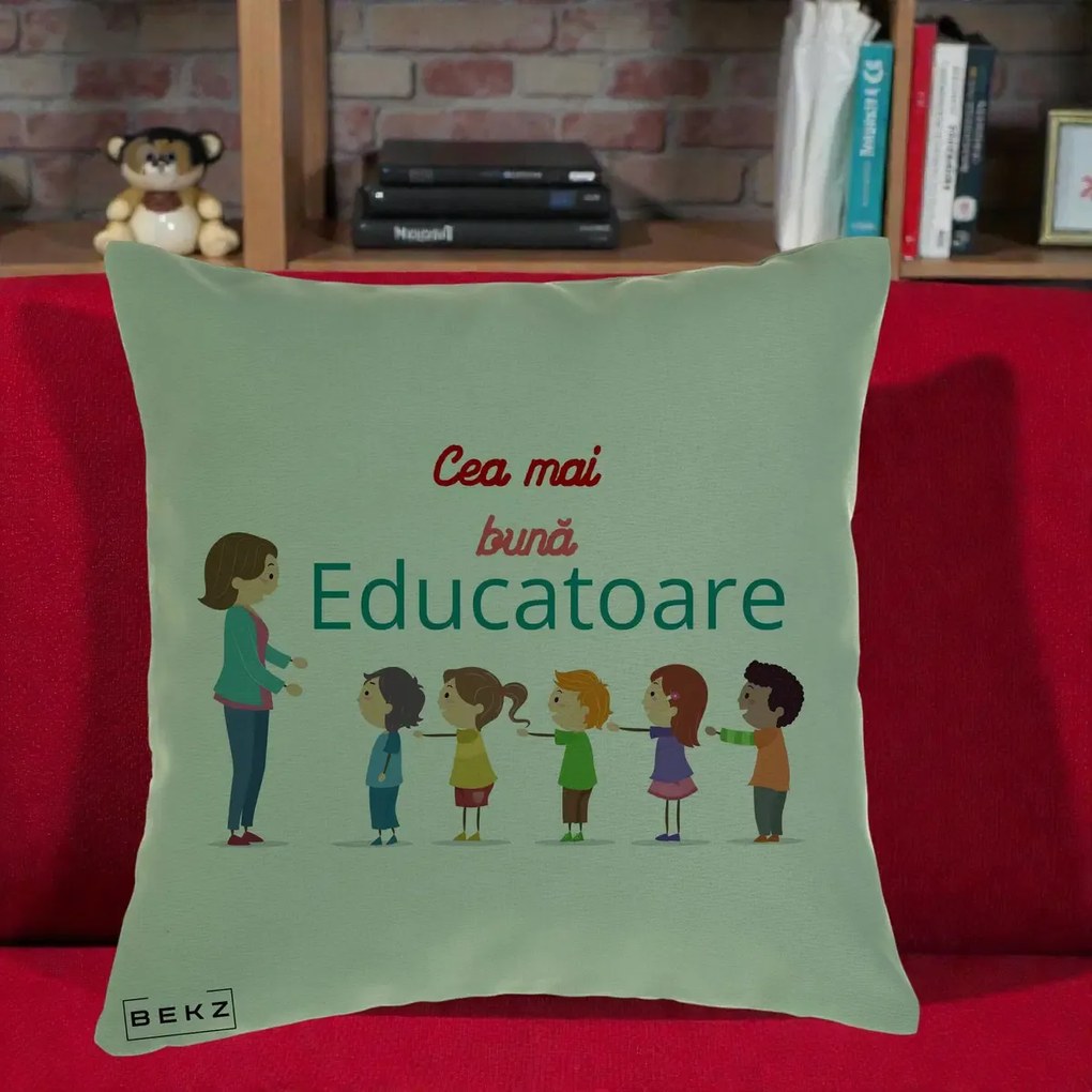 Cadou pentru Educatoare - Perna Personalizata Cea mai Buna Educatoare cu Ilustratie Copii si Educatoare, 40x40 cm, Verde, Husa Detasabila, Perna Inclusa, BEKZ®