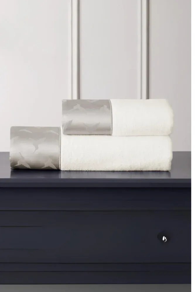 Set prosop și prosop de corp COLIBRI, 2 buc Alb – Broderie gri Set (prosop 50x100cm, prosop de corp 75x150cm)