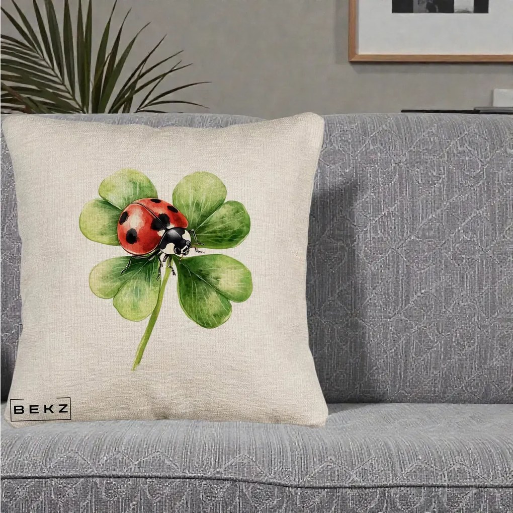 Perna Decorativa Buburuza Norocoasa pe Trifoi cu Patru Foi, 40x40 cm, Bej Canapea, Husa Detasabila, Perna Inclusa, BEKZ®