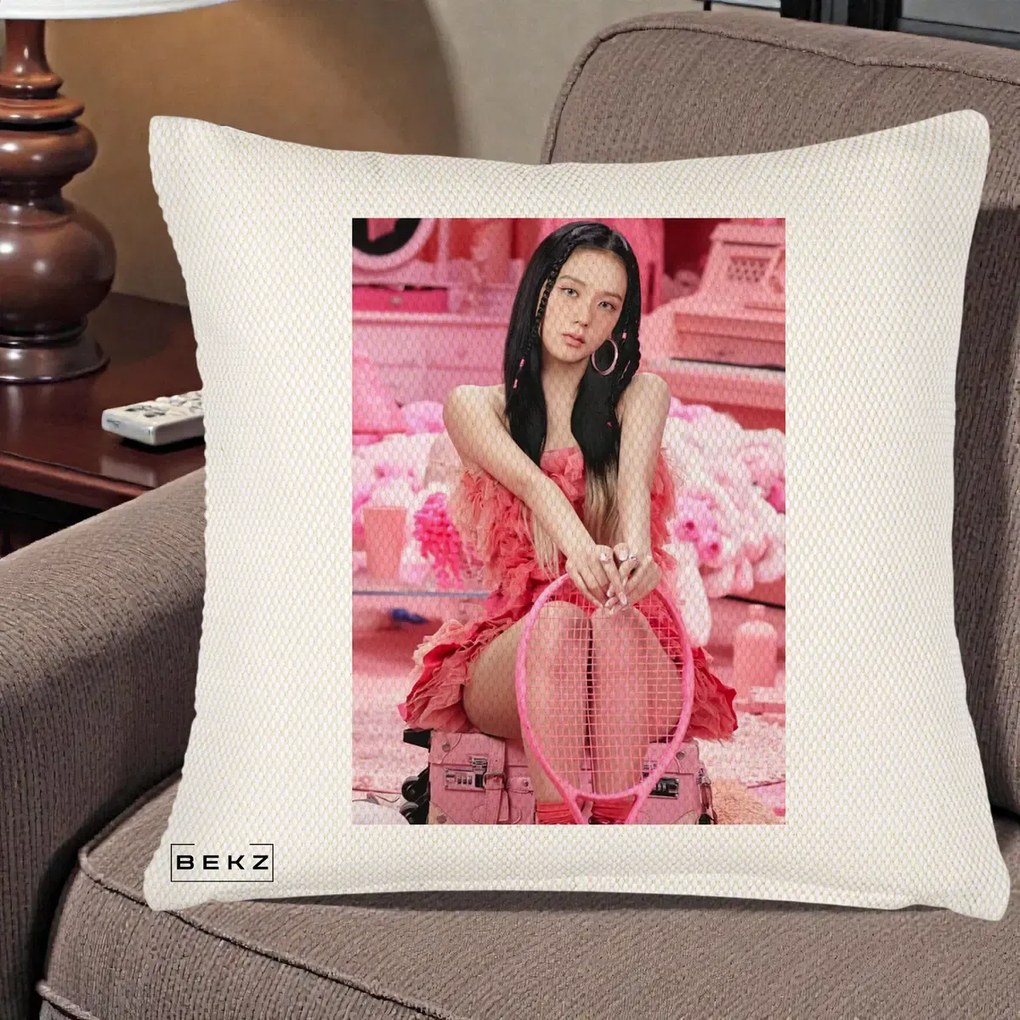 Perna Personalizata K-pop BLACKPINK Jisoo Pink Room, 40x40 cm, Crem Reliefat, Husa Detasabila, Perna Inclusa, BEKZ®