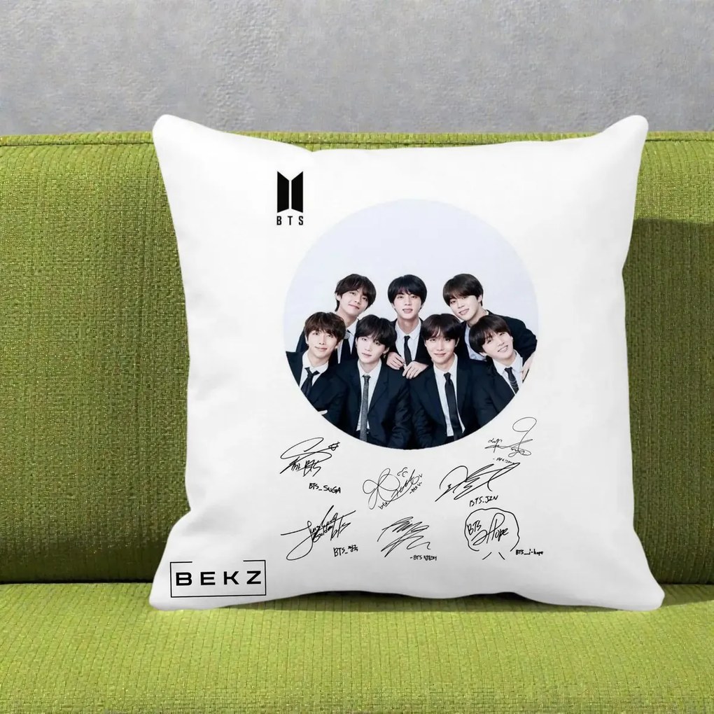 Perna Personalizata K-pop BTS Fotografie Grup Costum Negru si Autografe Cerc, 40x40 cm, Alba Mata, Husa Detasabila, Perna Inclusa, BEKZ®