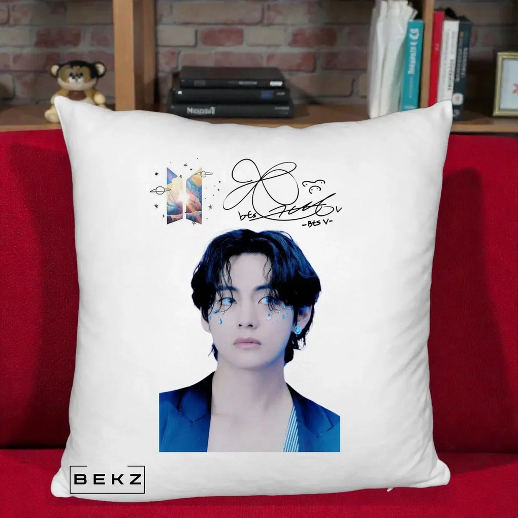 Perna Personalizata K-pop BTS V Taehyung Portret cu Autograf, 40x40 cm, Alb Pufos, Husa Detasabila, Perna Inclusa, BEKZ®