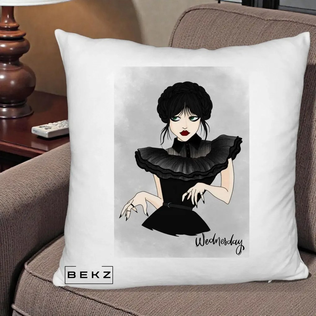 Perna Personalizata Wednesday Addams Portret Gotic, 40x40 cm, Alb Pufos, Husa Detasabila, Perna Inclusa, BEKZ®