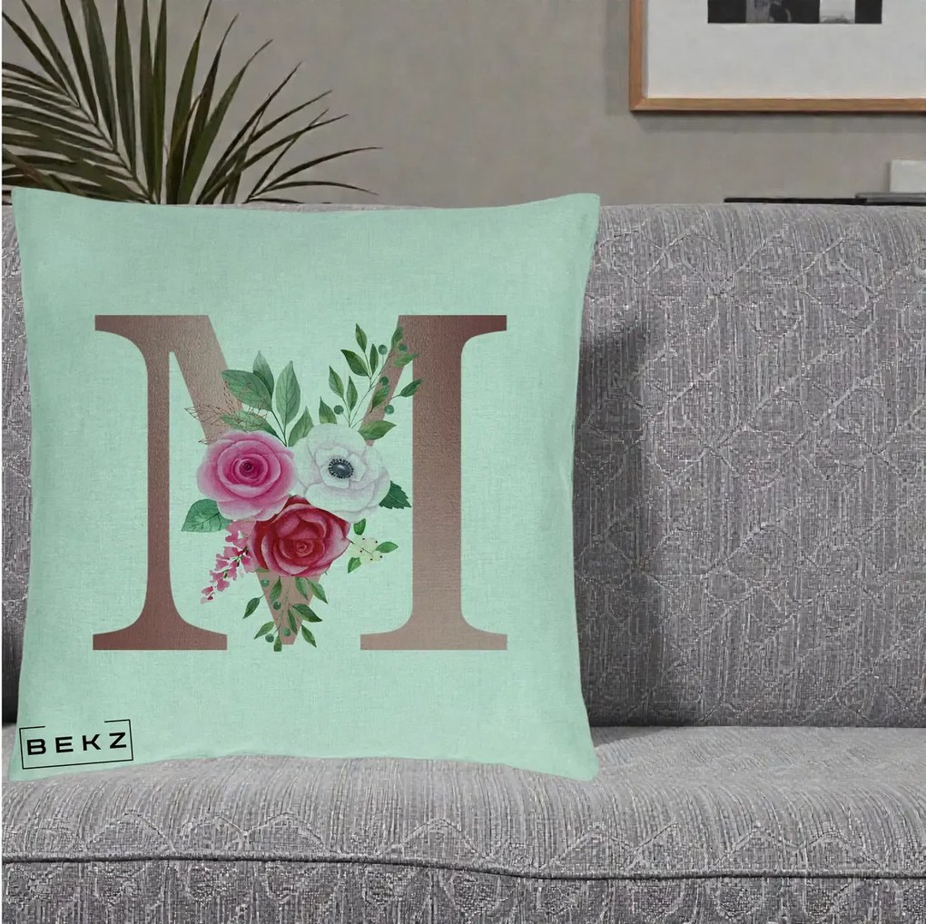 Cadou Personalizat - Perna Personalizata Monograma Rose Gold Litera M cu Trandafiri, 40x40 cm, Verde Menta, Husa Detasabila, Perna Inclusa, BEKZ®