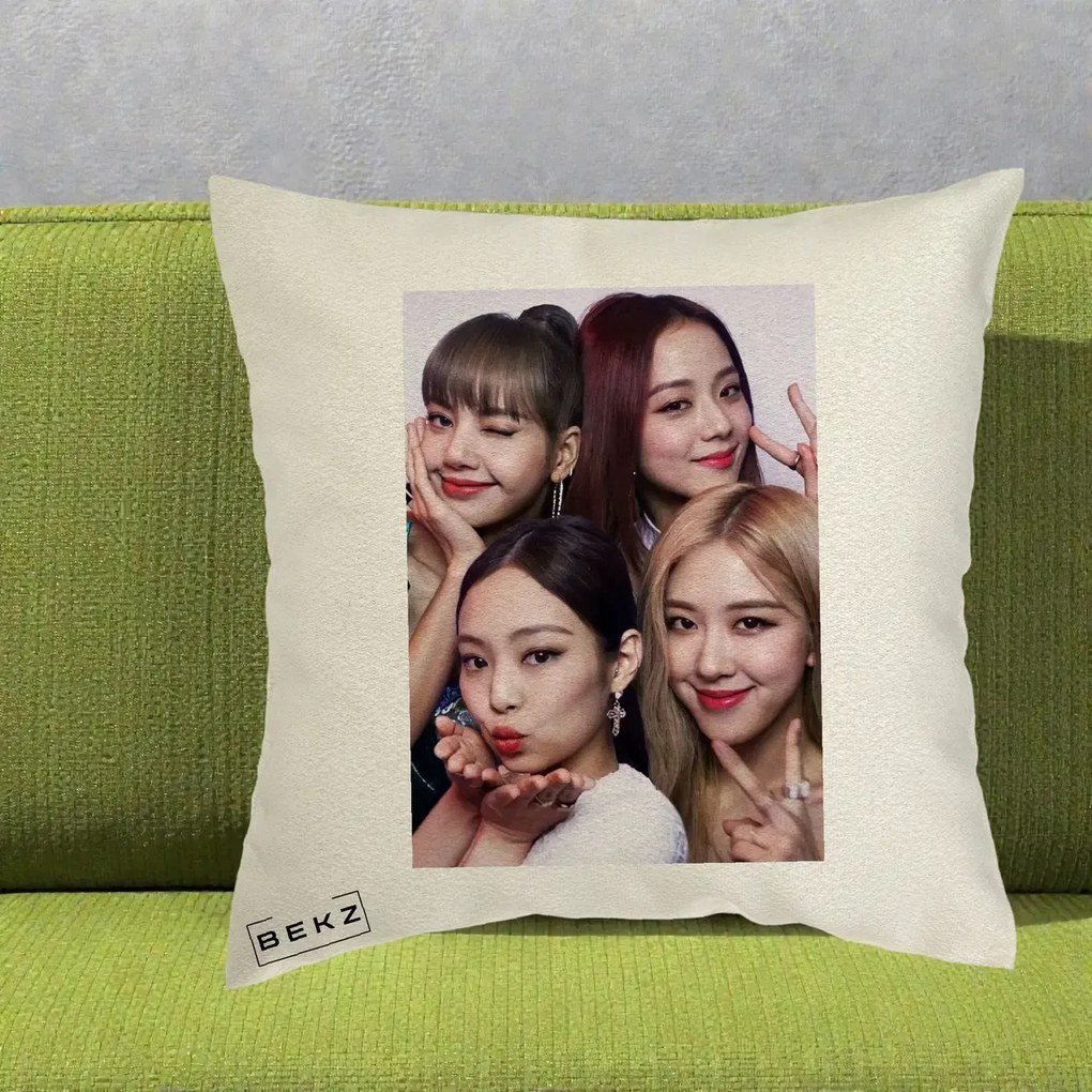 Perna Personalizata K-pop BLACKPINK Foto Grup Selfie 4 Membre, 40x40 cm, Ecru, Husa Detasabila, Perna Inclusa, BEKZ®