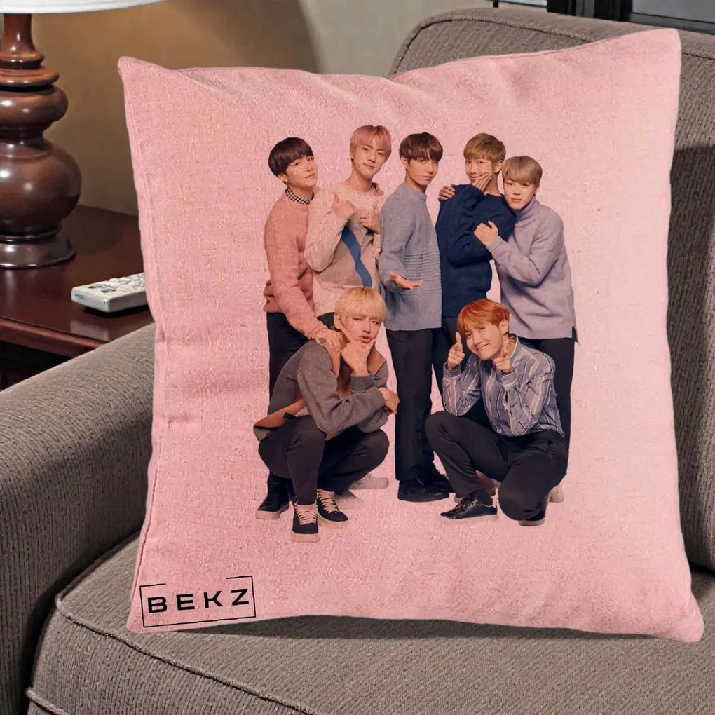 Perna Personalizata K-pop BTS Foto Grup In Picioare Tricoturi, 40x40 cm, Roz, Husa Detasabila, Perna Inclusa, BEKZ®