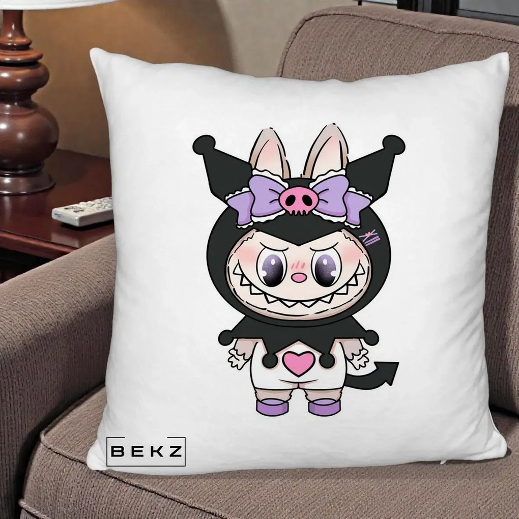 Perna Personalizata Labubu x Kuromi, 40x40 cm, Alb Pufos, Husa Detasabila, Perna Inclusa, BEKZ®