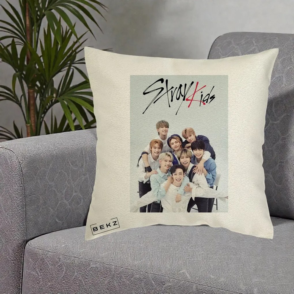 Perna Personalizata K-pop Stray Kids cu Foto Grup Alb-Albastru, 40x40 cm, Ecru, Husa Detasabila, Perna Inclusa, BEKZ®