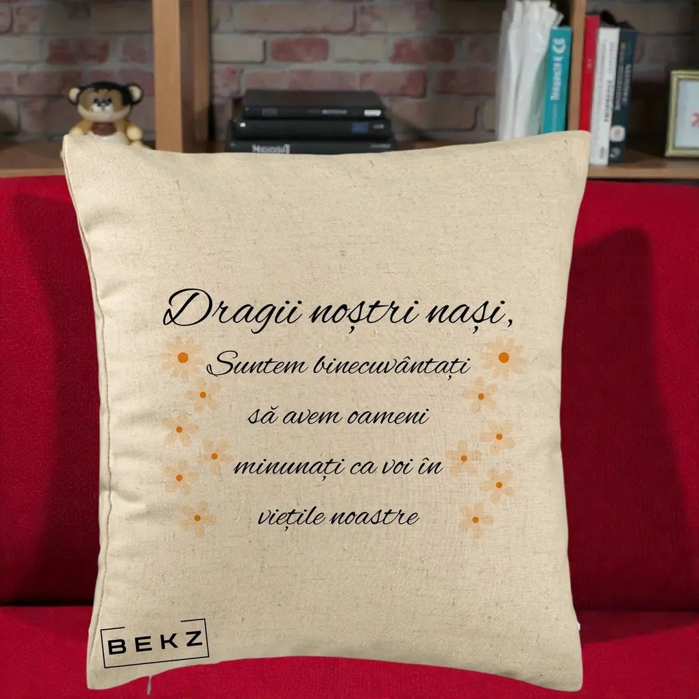 Cadou pentru Nasi - Perna Personalizata Dragii Nostri Nasi Suntem Binecuvantati cu Floricele, 40x40 cm, Bej, Husa Detasabila, Perna Inclusa, BEKZ®