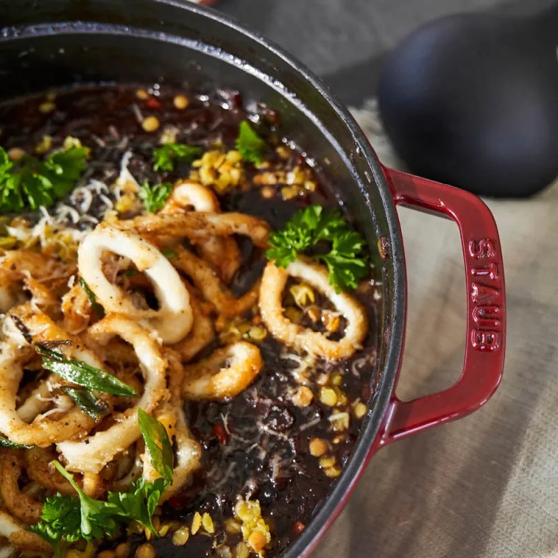Oala din fonta Staub La Cocotte 40502-278-0, 6,7 l, 28 cm, de la -20°C pana la 260 °C, Emailata, Capac cu structura anti-picaturi, Toate plitele inclusiv inductie, Bordeaux