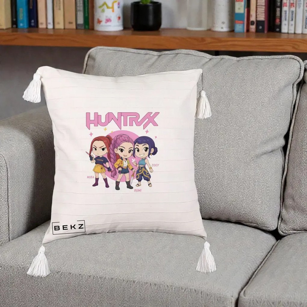 Perna Personalizata K-pop HUNTRX Trio Chibi cu Arme, 40x40 cm, Bej cu Franjuri, Husa Detasabila, Perna Inclusa, BEKZ®