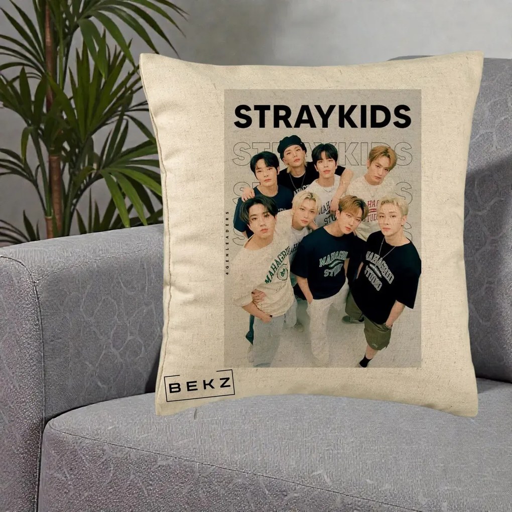 Perna Personalizata K-pop Stray Kids STRAYKIDS Alb-Negru cu Foto Grup, 40x40 cm, Bej, Husa Detasabila, Perna Inclusa, BEKZ®