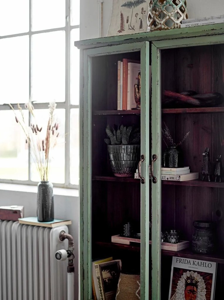 Vitrină de perete shabby chic din lemn masiv, verde, cu 2 uși vitrate, 3 rafturi și mânere curbate, finisaj antichizat, 122 x 81 x 18 cm, „Hazem”