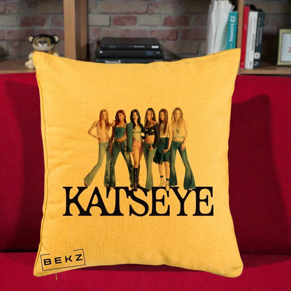 Perna Personalizata K-pop KATSEYE Foto Grup Blugi, 40x40 cm, Galben, Husa Detasabila, Perna Inclusa, BEKZ®