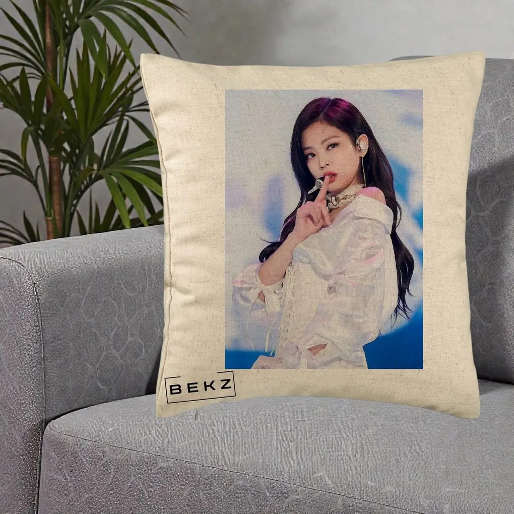 Perna Personalizata K-pop BLACKPINK Jennie Concert Alb cu Microfon, 40x40 cm, Bej, Husa Detasabila, Perna Inclusa, BEKZ®