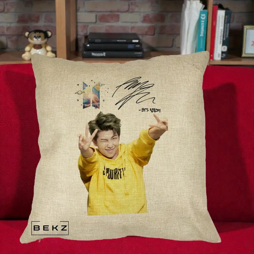 Perna Personalizata K-pop BTS RM Namjoon Hanorac Galben Autograf, 40x40 cm, Crem, Husa Detasabila, Perna Inclusa, BEKZ®