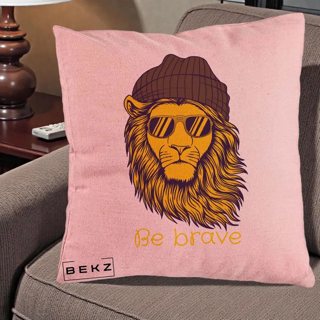 Perna Decorativa Leu Hipster Be Brave, 40x40 cm, Roz, Husa Detasabila, Perna Inclusa, BEKZ®